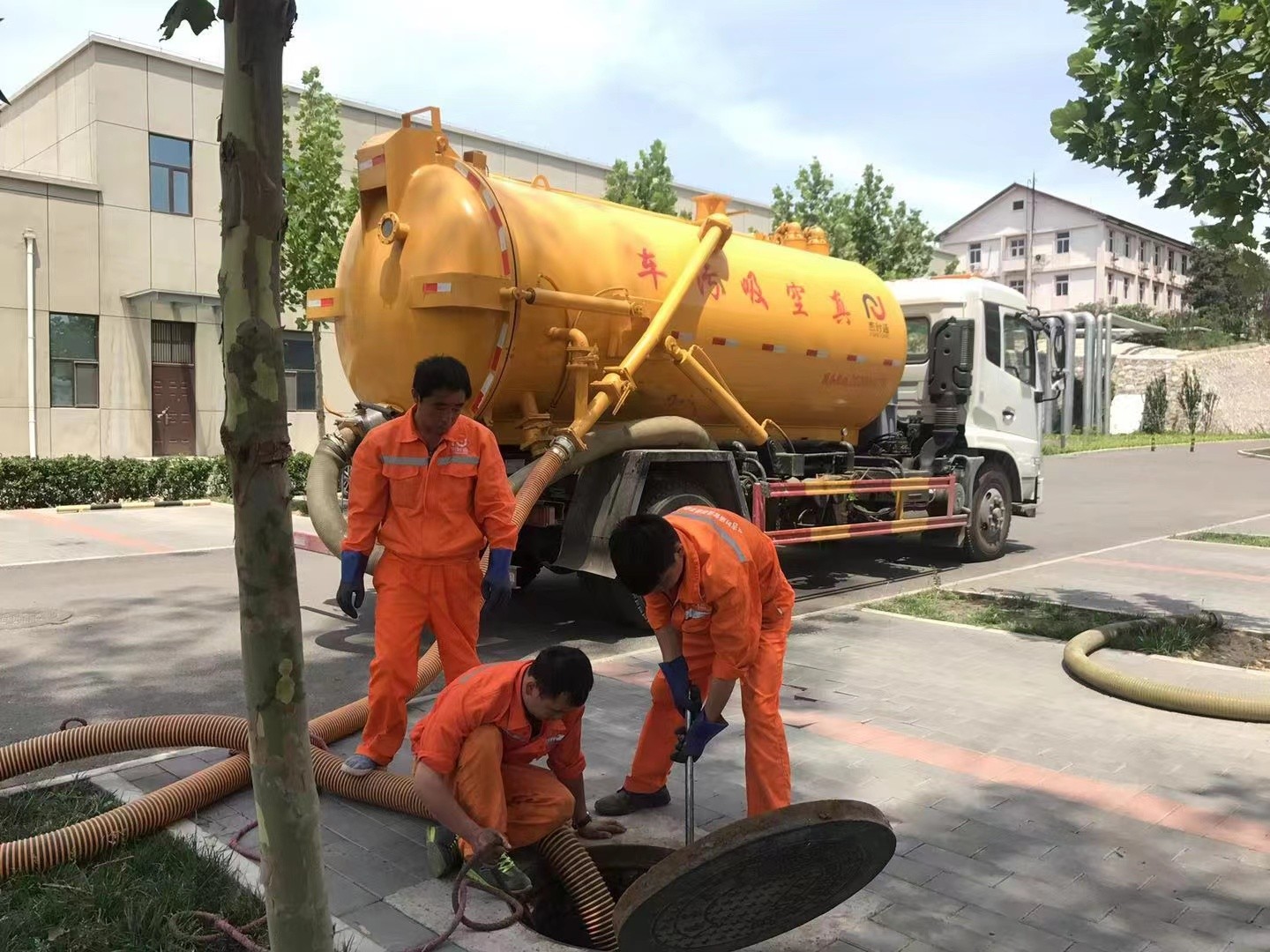渭滨化粪池清理与5-8吨吸粪车施工效率分析